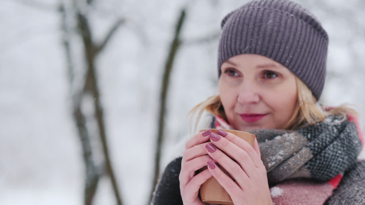 여자는 겨울 공원에서 뜨거운 ay로 워밍업