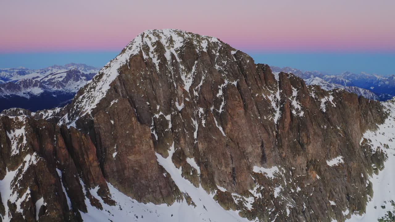 cima d'asta 봉우리에서 얼어붙은 호수 호수까지 무인 항공기 팬