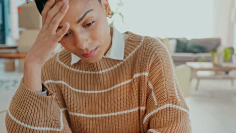 dolor de cabeza, estrés y mujer de negocios con agotamiento