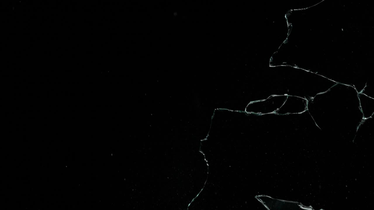 espejo roto, vidrio agrietado.