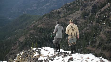 tiro con arco caza de alces en montana en septiembre