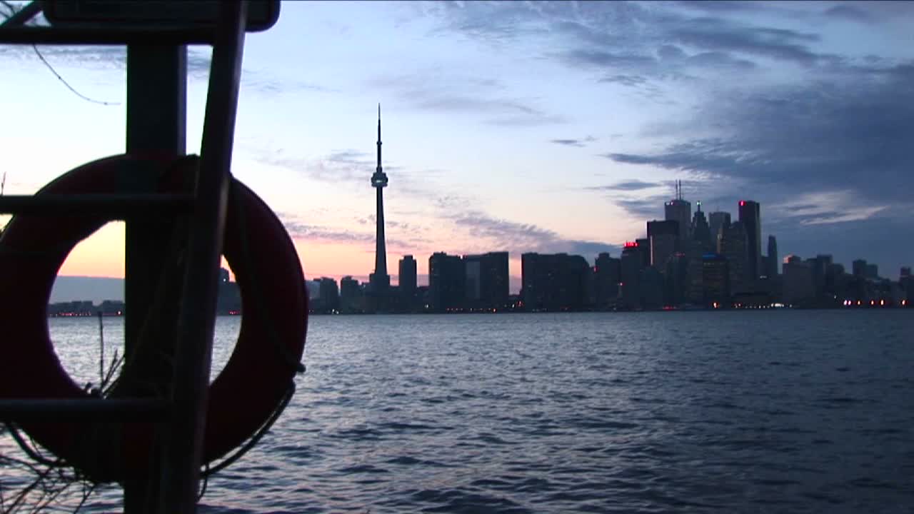 vista desde un muelle de la isla del horizonte de toronto ontario durante la hora dorada
