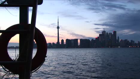 Vista-Desde-Un-Muelle-De-La-Isla-De-Toronto,-Ontario,-Horizonte-Durante-La-Hora-Dorada