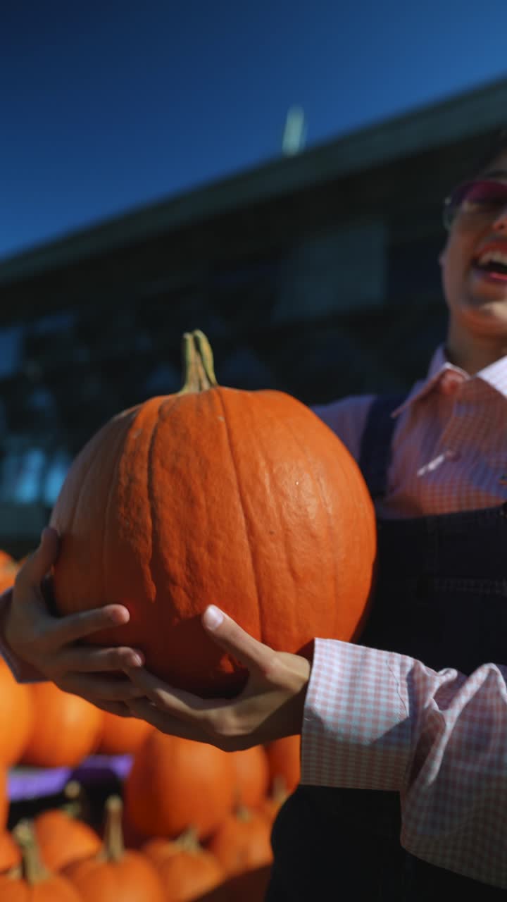 호박 에서 큰 호박을 들고 있는 여자