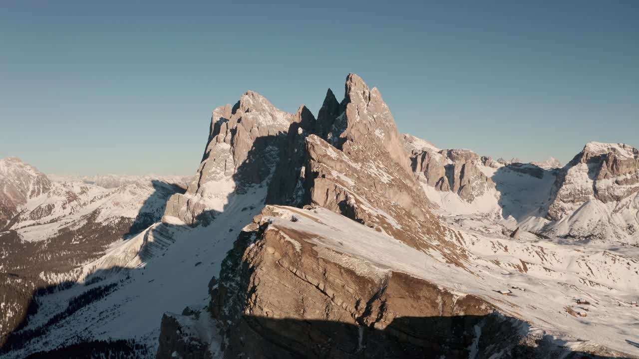 Ripresa cinematografica bassa con drone verso la cresta del monte Seceda nelle Dolomiti.