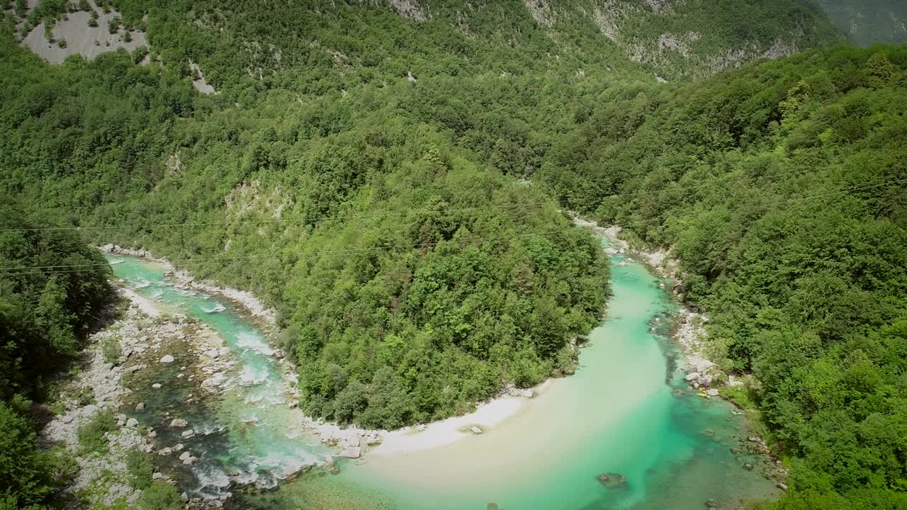 Ilmakuva rauhallisesta ja läpinäkyvästä vedestä Soča-joella Sloveniassa