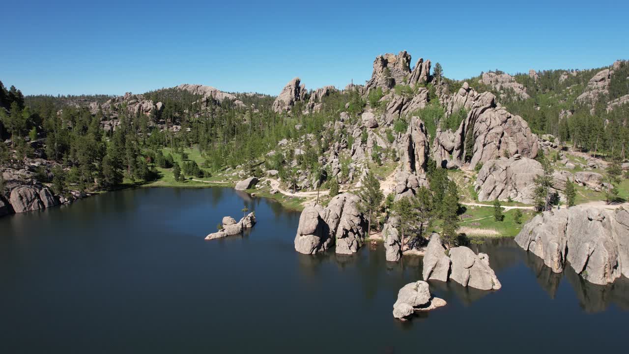 실반 호수와 암석, 미국 사우스다코타의 자연 랜드마크, 커스터 주립공원의 공중 전망