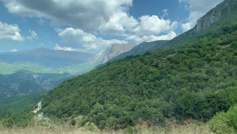 mirando los hermosos acantilados de la montaña desde un coche que conduce en el noroeste de grecia