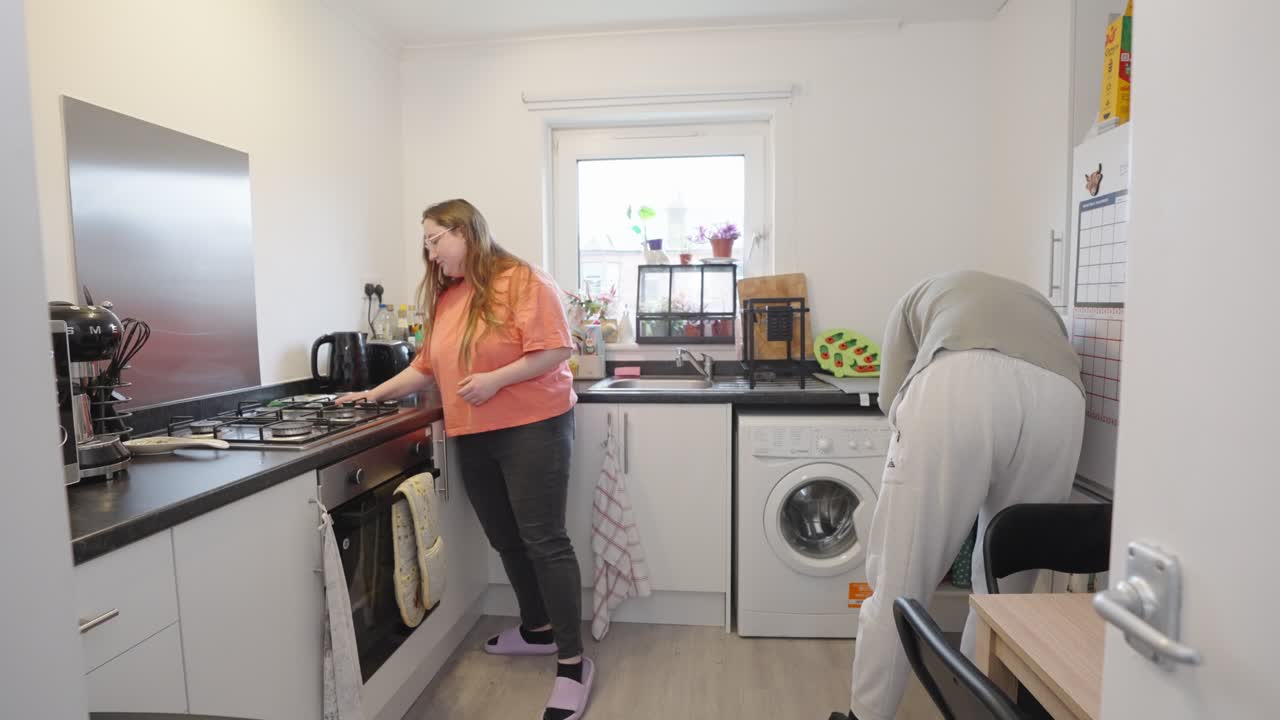 бытовые приборы, посуда, уборка домашних обязанностей, отношения с людьми