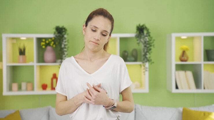 измученная и безнадежная молодая женщина.