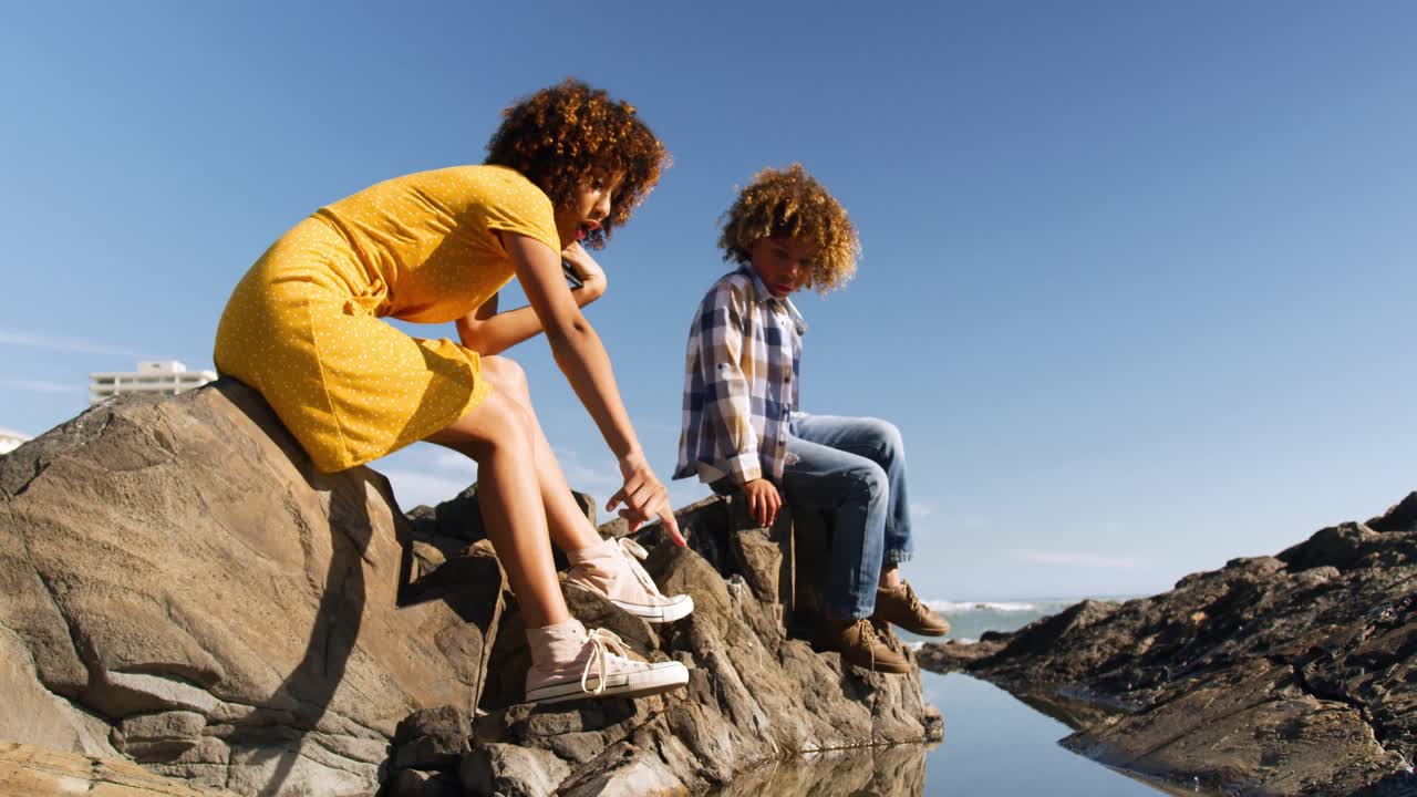 엄마와 아들이 해변에서 함께 즐기고 있습니다.