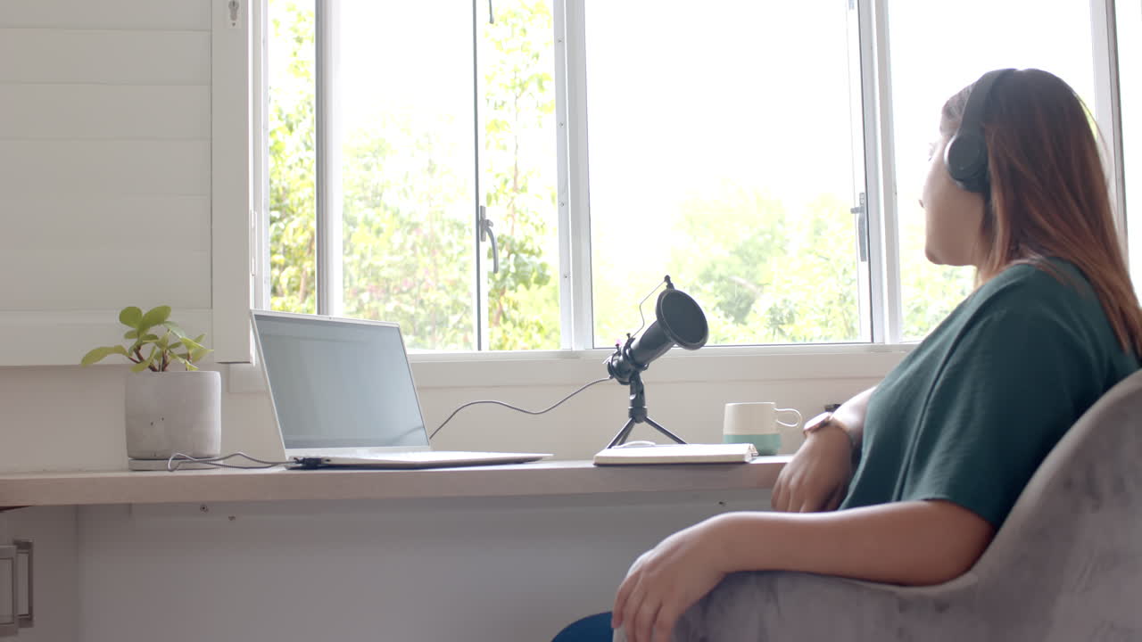 헤드폰, 노트북, 마이크를 사용하는 두 인종 여성 스페이스, 복사 공간, 슬로우 모션