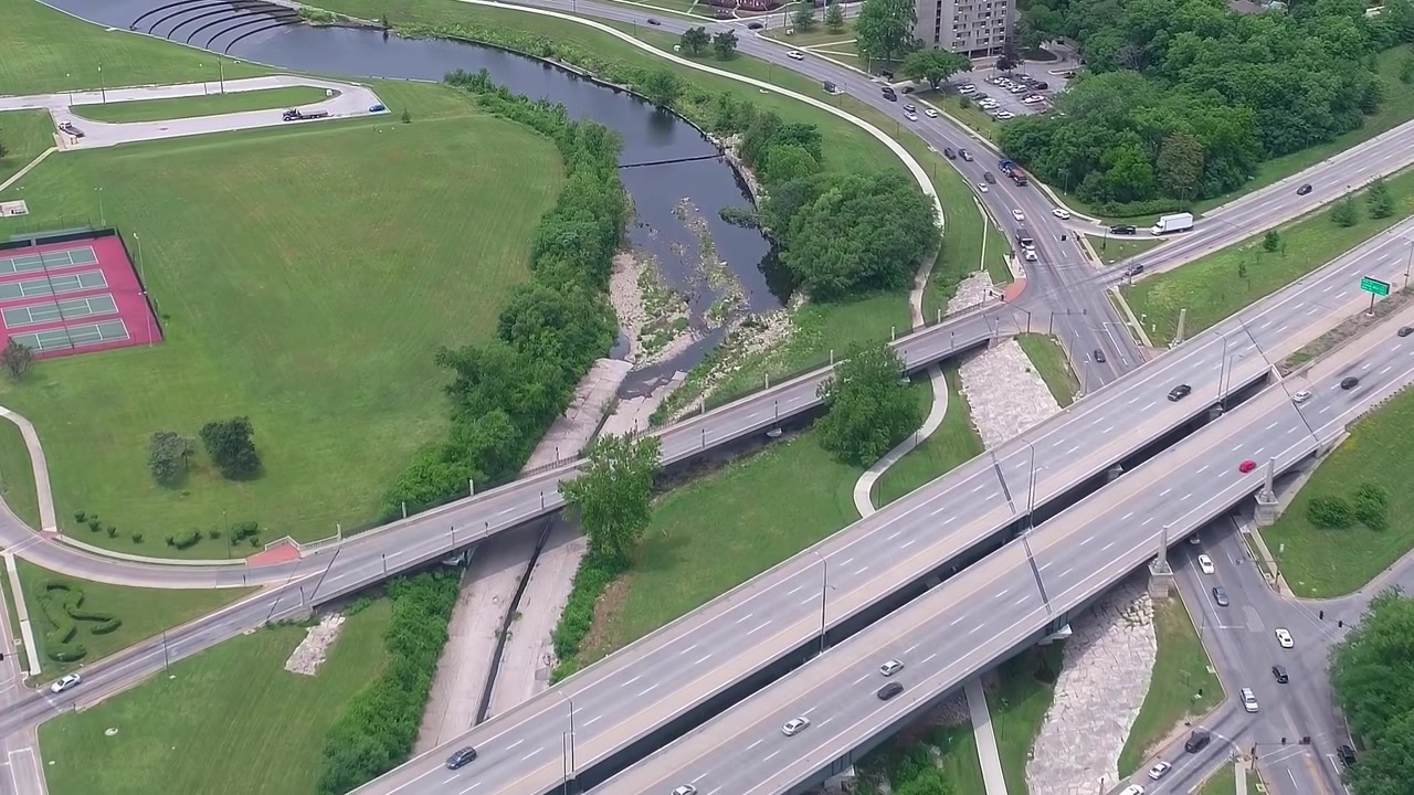 Il traffico scorre sulle autostrade vicino a un parco negli Stati Uniti