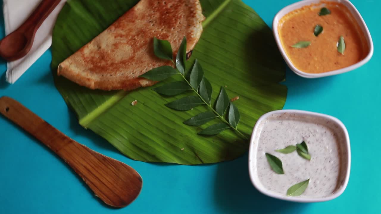 masala dosa es una comida del sur de la india servida con sambhar y chutney de coco