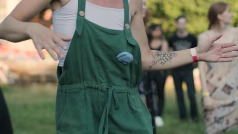 retrato de una joven hippie bailando, muy emocional y feliz con un traje elegante