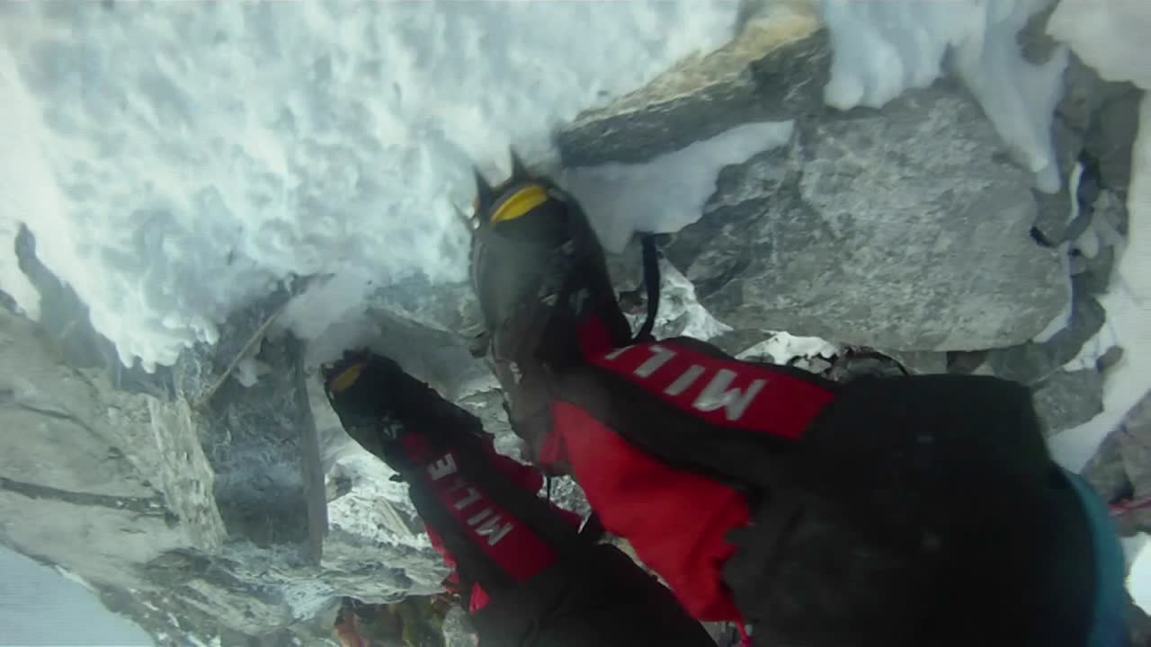 크램폰 샷 눈과 바위에 물고