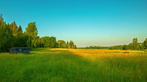 Lapso-De-Tiempo-De-Una-Pequeña-Cabaña-En-Pastizales-Vacíos-Abiertos-Cerca-De-Un-Bosque