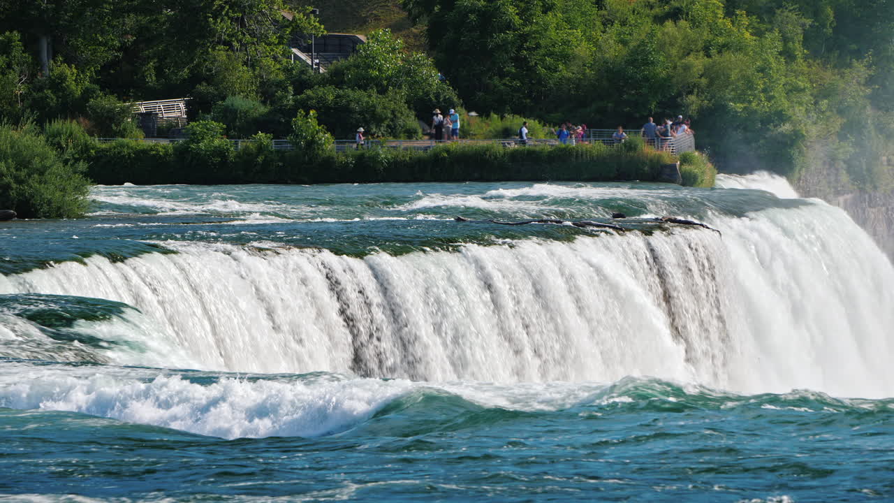 나이아가라 폭포가 있는 나이아가라 강은 미국과 캐나다의 놀라운 랜드마크 전경에 있습니다.