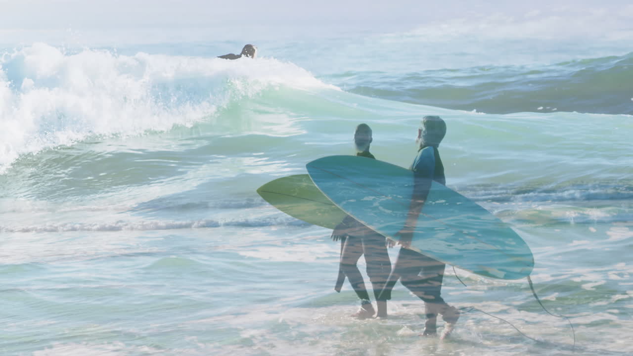 animación de un hombre surfeando sobre una pareja mayor diversa caminando por la playa con una tabla de surf