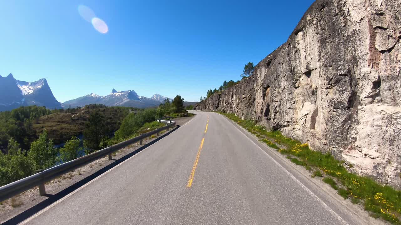 노르웨이 도로에서 차를 운전하다