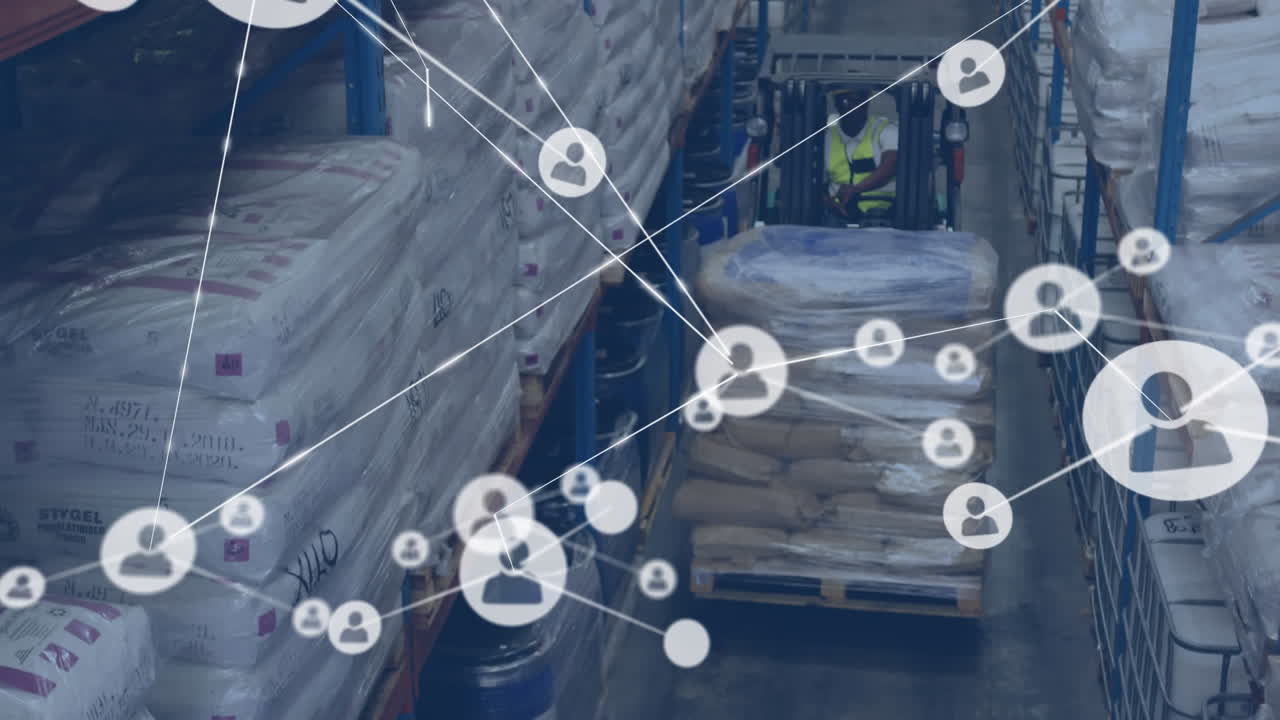 창고에서 포크리프트를 운용하는 남성 노동자의 공중 시야에서 프로필 네트워크의 애니메이션