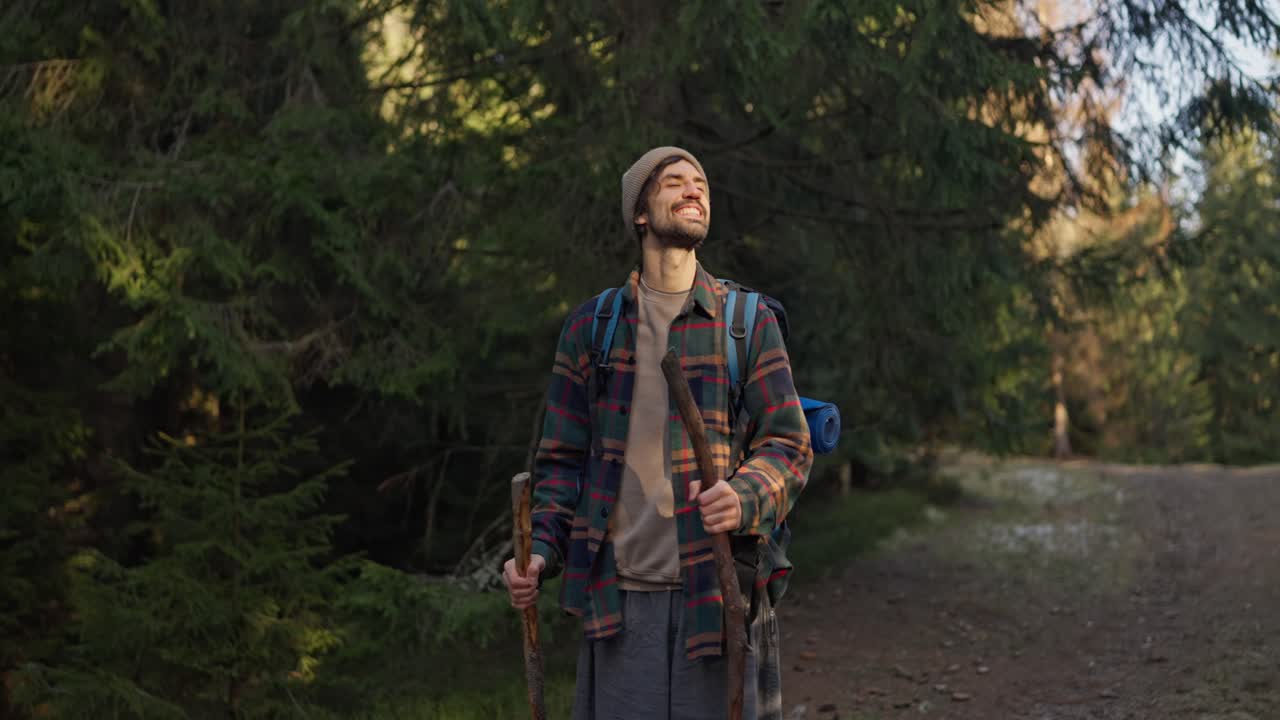 숲에서 산책하는 사람