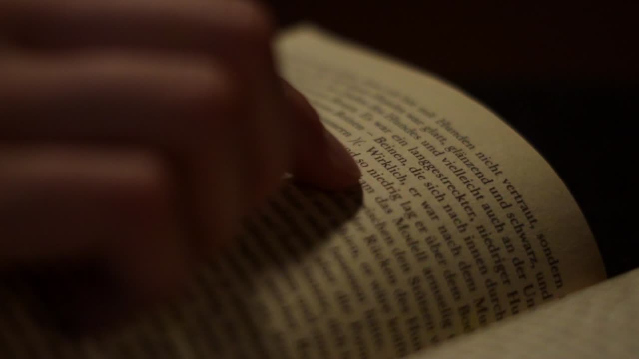 Libro aperto scritto in lingua tedesca