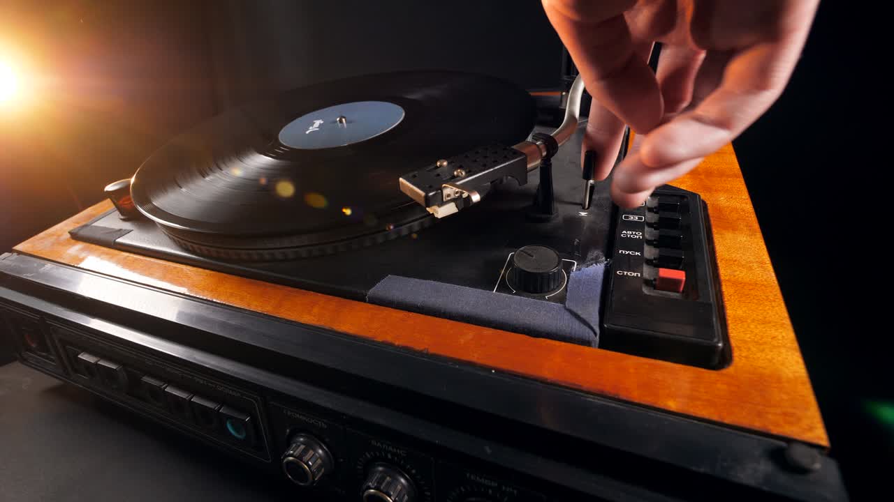 비닐 레코드 를 탑재 한 턴테이블 이 출시 되고 있다