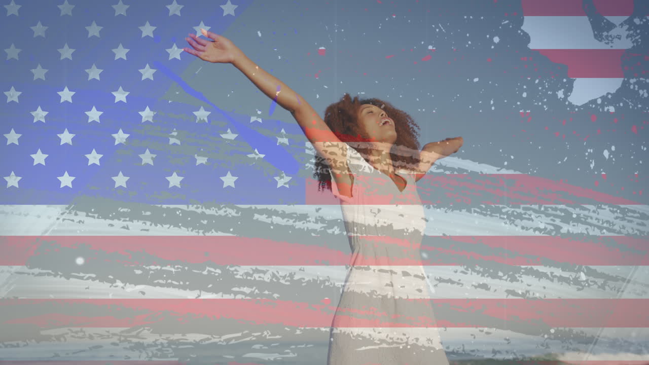 animación de la bandera estadounidense sobre una mujer afroamericana levantando las manos en la playa