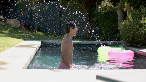 Un-Adolescente-Asiático-Disfruta-De-Un-Día-Soleado-En-Una-Piscina-Al-Aire-Libre.