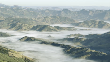 Niebla-Del-Valle-Que-Cubre-El-Pueblo-De-Sao-Bento-Do-Sapucai-En-Las-Montañas-De-Brasil