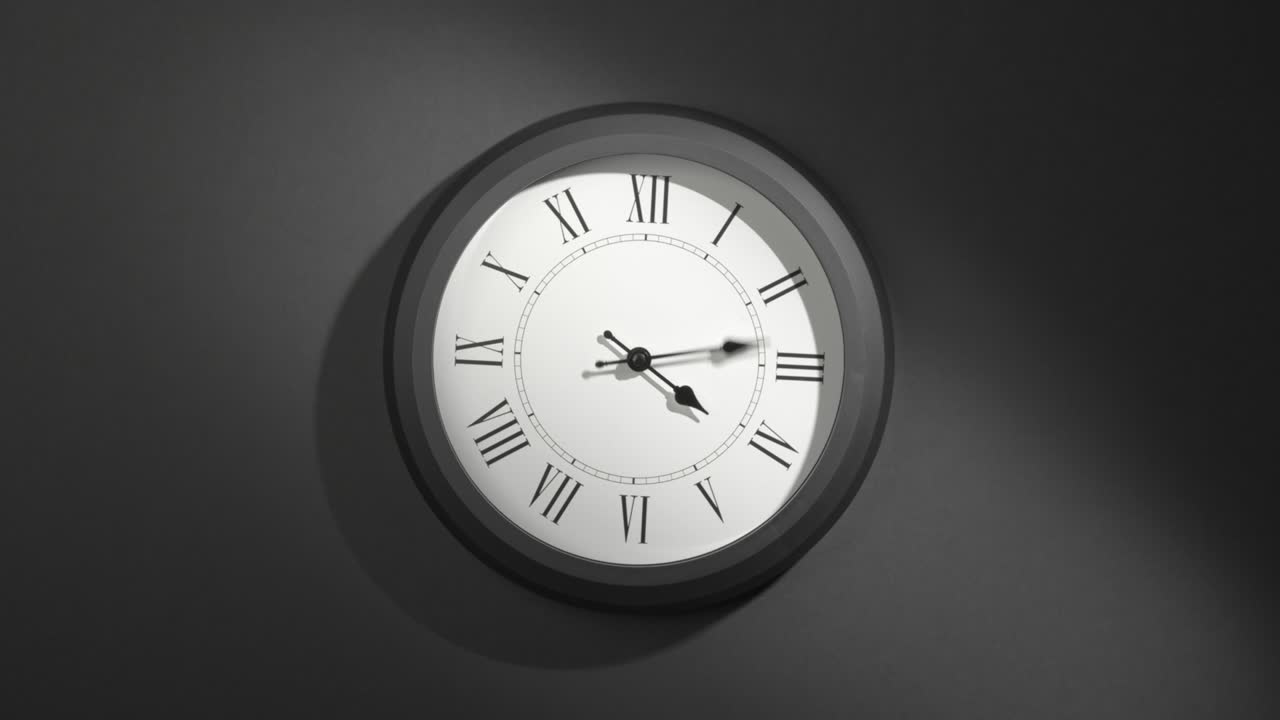 reloj latino en el lapso de tiempo en la pared gris oscuro