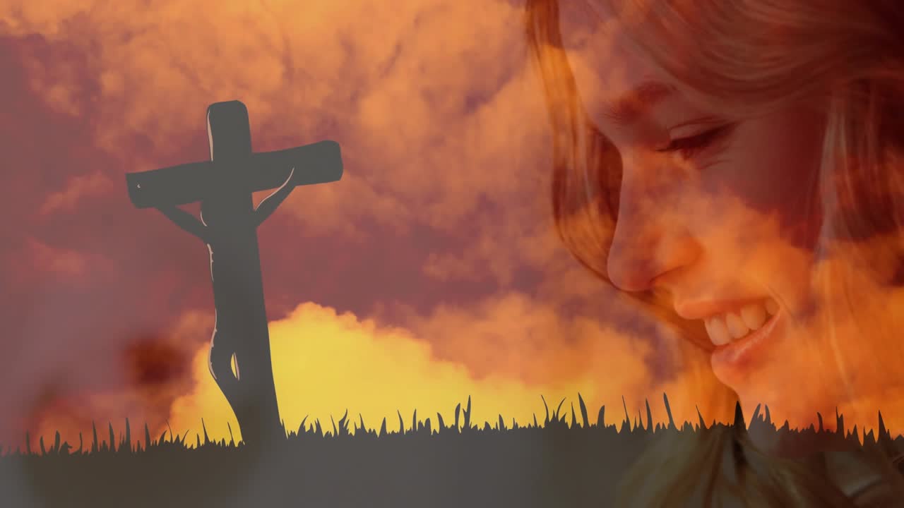 Sole che sorge accentuando una croce su una collina erbosa e rivelando una donna che trasforma il sorriso in una risata per il benessere.