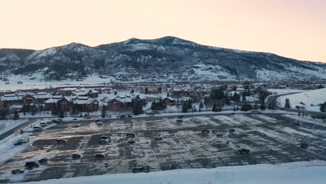 Zona-De-Aparcamiento-Cerca-Del-Albergue-De-Esquí-Cubierto-De-Nieve-En-La-Estación-De-Esquí-Steamboat-Springs,-Colorado,-EE.UU.