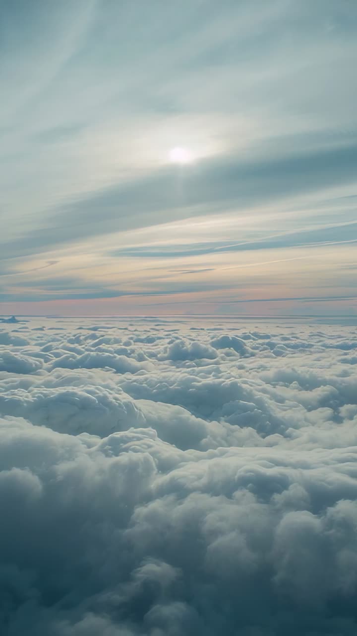 Video verticale: paesaggio nuvoloso mutevole con nuvole sottili che si spostano davanti al sole, che mostra le cime dei cumuli