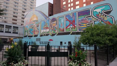 Gran-Des-Moines,-Mural-De-Iowa-En-El-Centro-De-Des-Moines-Con-Video-De-Cardán-Caminando-Hacia-Adelante-De-Cerca