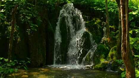 Cascada-En-El-Parque-Nacional-De-Los-Lagos-De-Plitvice---Croacia