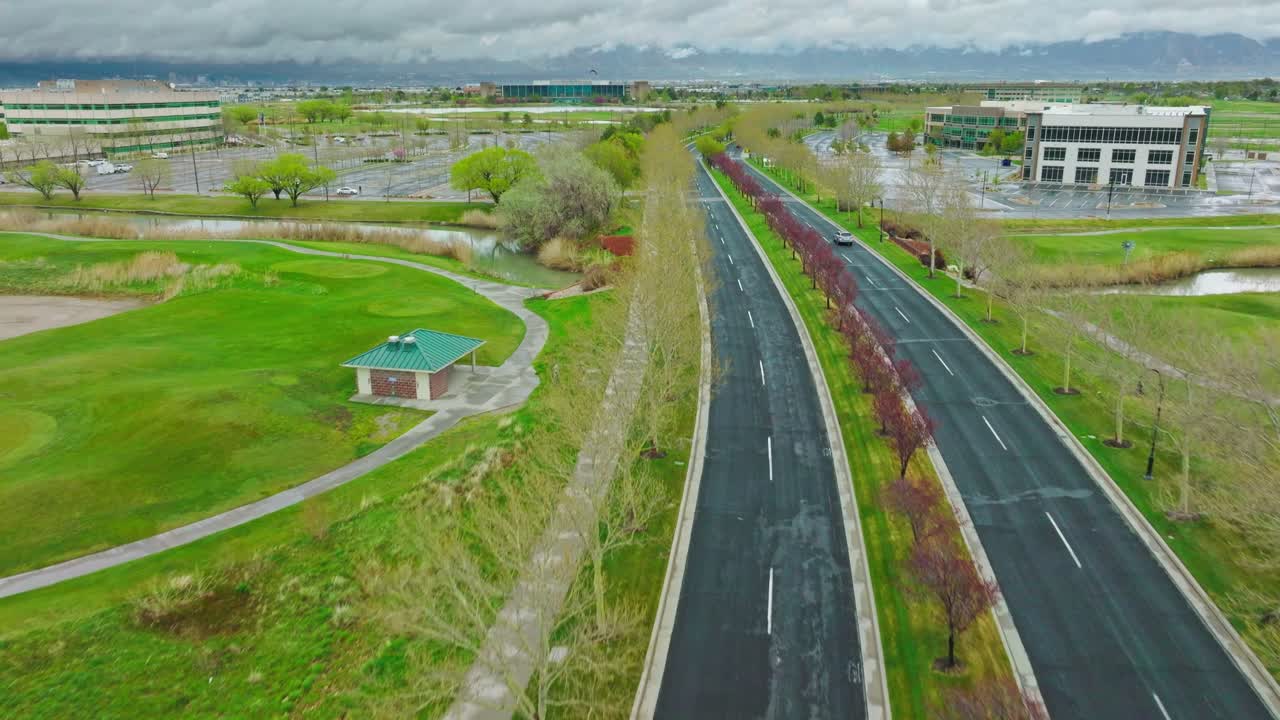 웨스트 리 시티 (utah) 의  레이크 파크 부레바드 (top lake park boulevard) 에 있는 아름다운 나무 길을 보여주는 놀라운 공중 사진