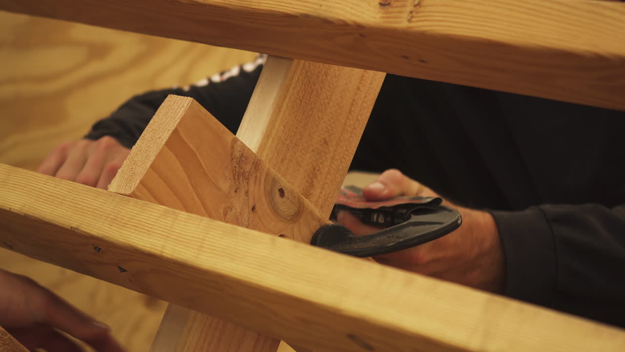 quitar la herramienta de abrazadera de tornillo en la construcción de mini rampa, cerrar