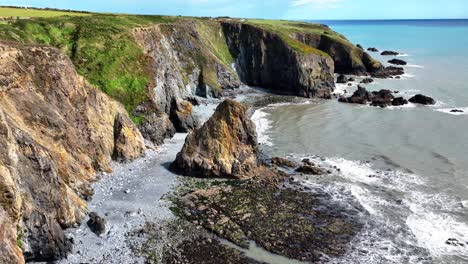 irlanda costa épica acantilados de arena suave erosionándose en la costa de cobre waterford irlanda en una perfecta tarde de verano