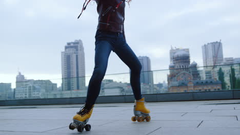 Active-woman-dancing-on-roller-skates-outdoor.-Hipster-circling-on-rollerblades.