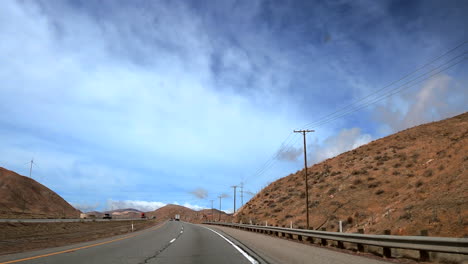 conduciendo por una carretera del sur de california en un hermoso día - punto de vista del conductor