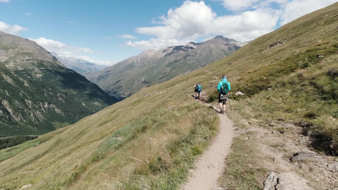 excursionistas en el sendero de montaña