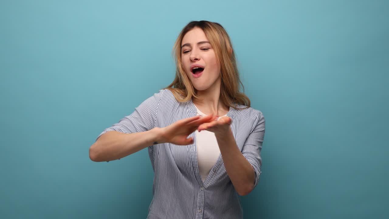hermosa mujer elegante sonriendo astutamente y haciendo gestos de dinero, pidiendo pago, asignación.