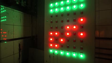 panel de control industrial con luces verdes y rojas