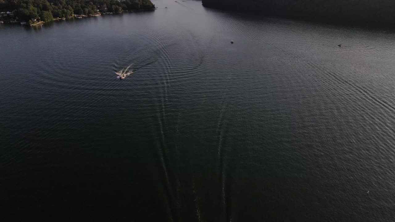 Riprese aeree dall'alto di un motoscafo sul lago Candlewood in Connecticut, nel nord-est degli Stati Uniti, durante l'estate.