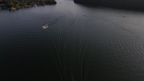 美國東北部康涅狄格州坎德爾伍德湖的摩托船上空通道