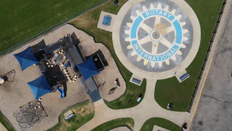 Drone-Ascendiendo-Sobre-El-Parque-De-Juegos-Heritage-En-Clarksville-Tennessee