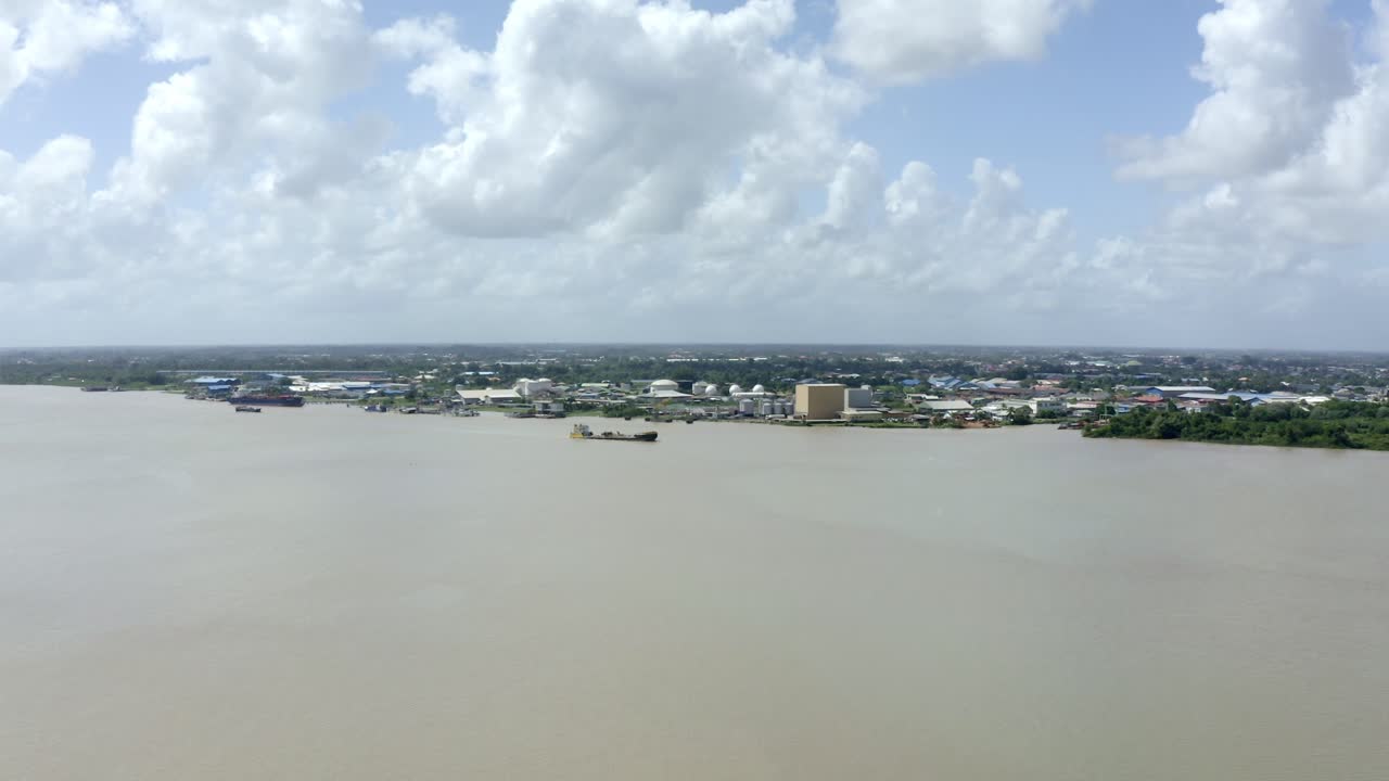 드론 mavic 2 pro로 찍은 석유 커 보트 항해에 접근하는 넓은 도 공중 관점