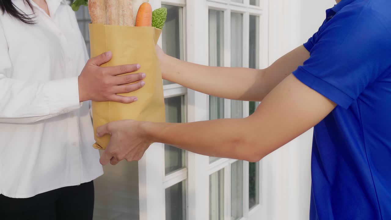 식료품을 집에 배달하는 것